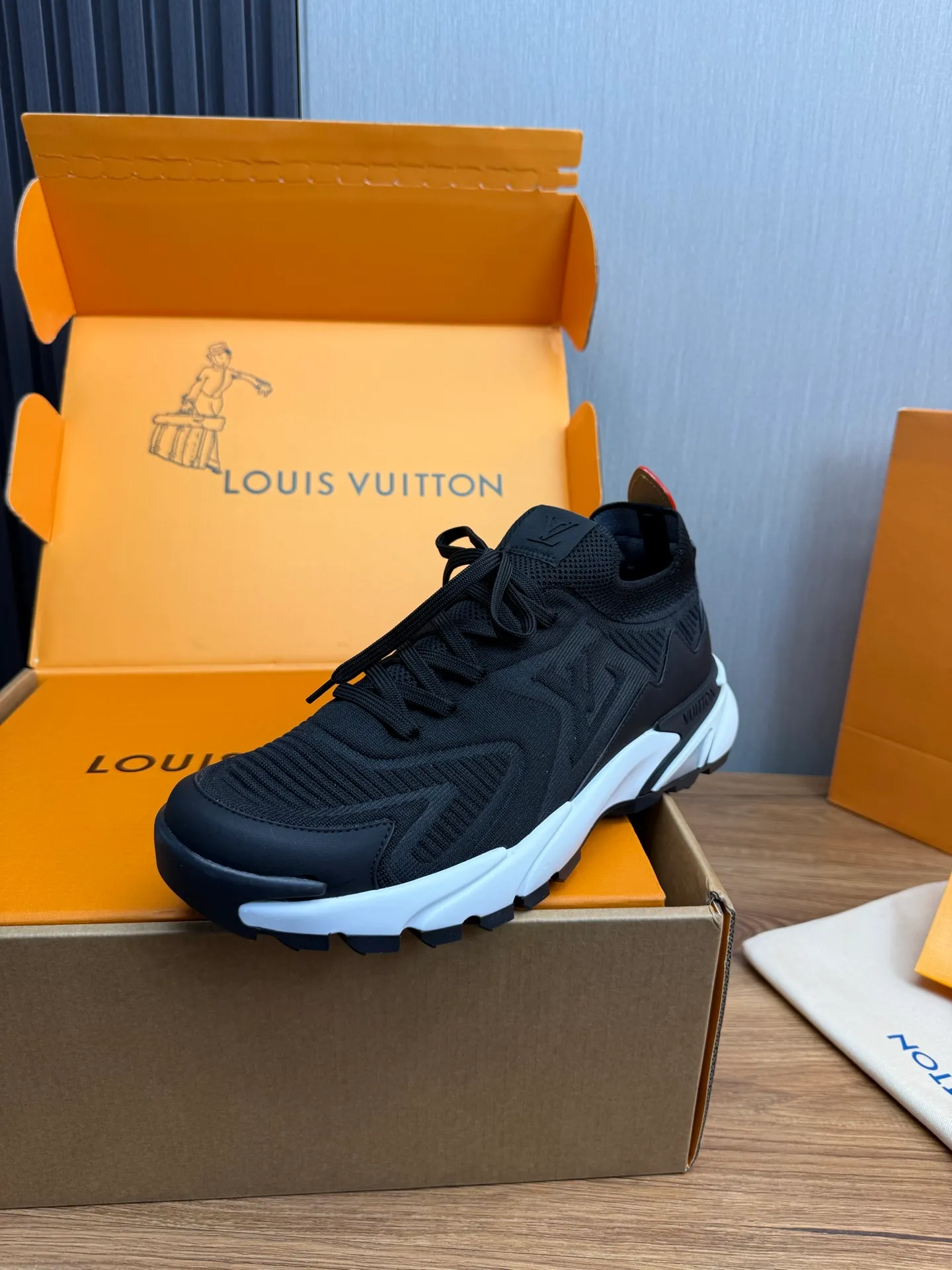 Men's Men's Shoes 580💰 🌈LV | Louis Vuitton 2025 LV Louis Vuitton L House Donkey Brand Latest Olympia Series Couple Style Silver Horn King Casual Sports Shoes Running Shoes This LV Olympia sports shoe combines mesh fabric and metallic synthetic leather and other technical fabrics to reinterpret the classic running shoe design with a neat and simple design. Lightweight EVA outsole provides a stretchy fit. Rich details such as Monogram embossing and LV letters establish recognition. Exquisite packaging at the delivery counter 🛍📦 ▪️Fabric: original imported technical fabric + mesh ▪️Inner lining: original customized breathable mesh ▪️Sole: original molded rubber foam material ▪️Sole thickness: 3.5CM ▪️Size: 38-44 yards